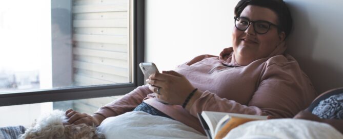 A woman uses her phone to communicate in her long-distance relationship