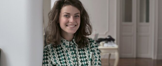 a woman smiling at the camera because she uses genograms in her sex coaching practice