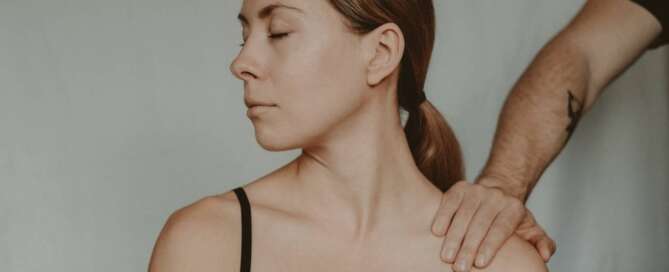 a woman turns her head away from someone with her eyes closed due to the Zeigarnik Effect